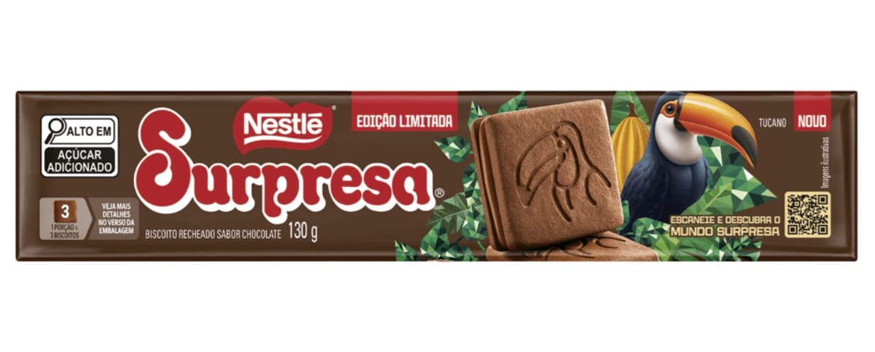 Embalagem de biscoito recheado de chocolate Nestlé Surpresa, edição limitada, com a ilustração de um tucano e o biscoito quadrado estampado com o mesmo animal.