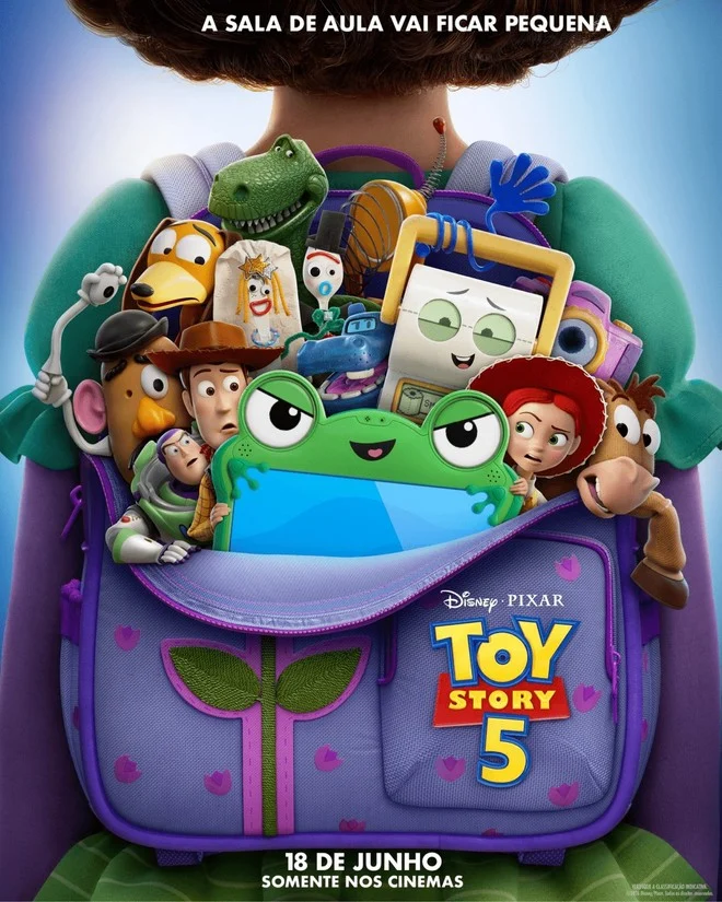 Cartaz de Toy Story 5 mostrando vários brinquedos, como Woody, Buzz e Jessie, espremidos dentro de uma mochila escolar roxa nas costas de uma criança. Um tablet verde em formato de sapo está em destaque na frente.