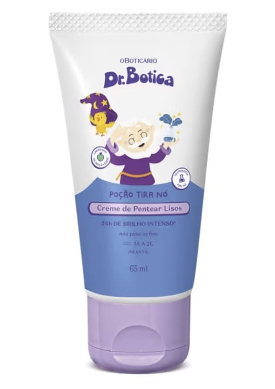 Embalagem em bisnaga do Creme de Pentear Lisos Dr. Botica, de O Boticário. O frasco é branco com a parte inferior azul e tampa lilás, apresentando a ilustração de um mago e um pássaro amarelo.