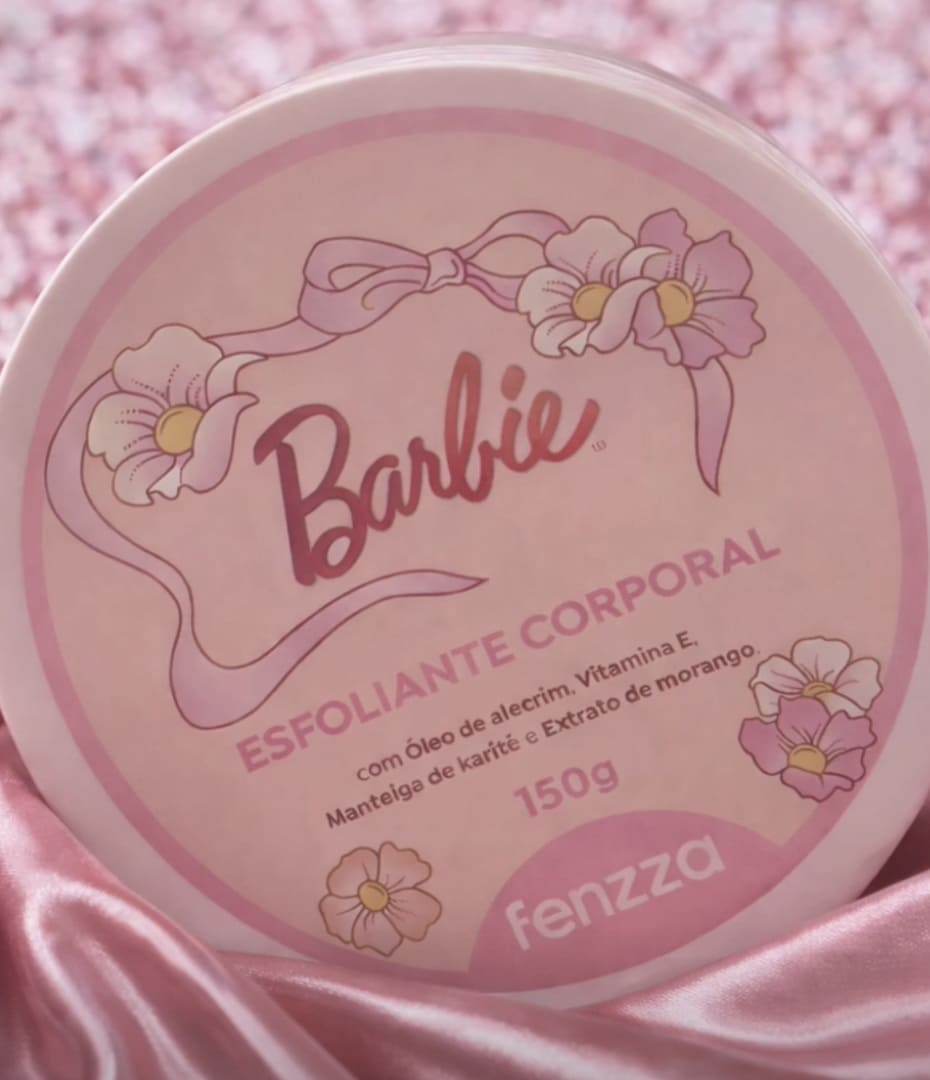 Embalagem redonda e rosa do Esfoliante Corporal Fenzza Barbie, decorada com ilustrações de flores e laços.
