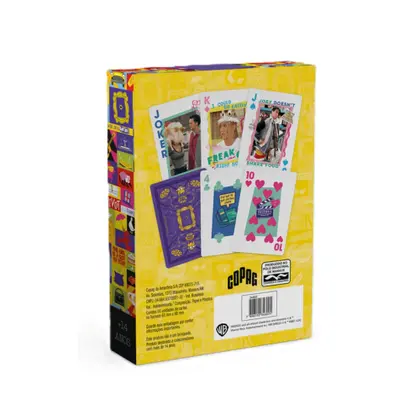 Banner com fundo roxo exibindo o verso de uma carta e nove cartas frontais do baralho Friends, dispostas sobre uma ilustração da icônica moldura de porta amarela da Monica.