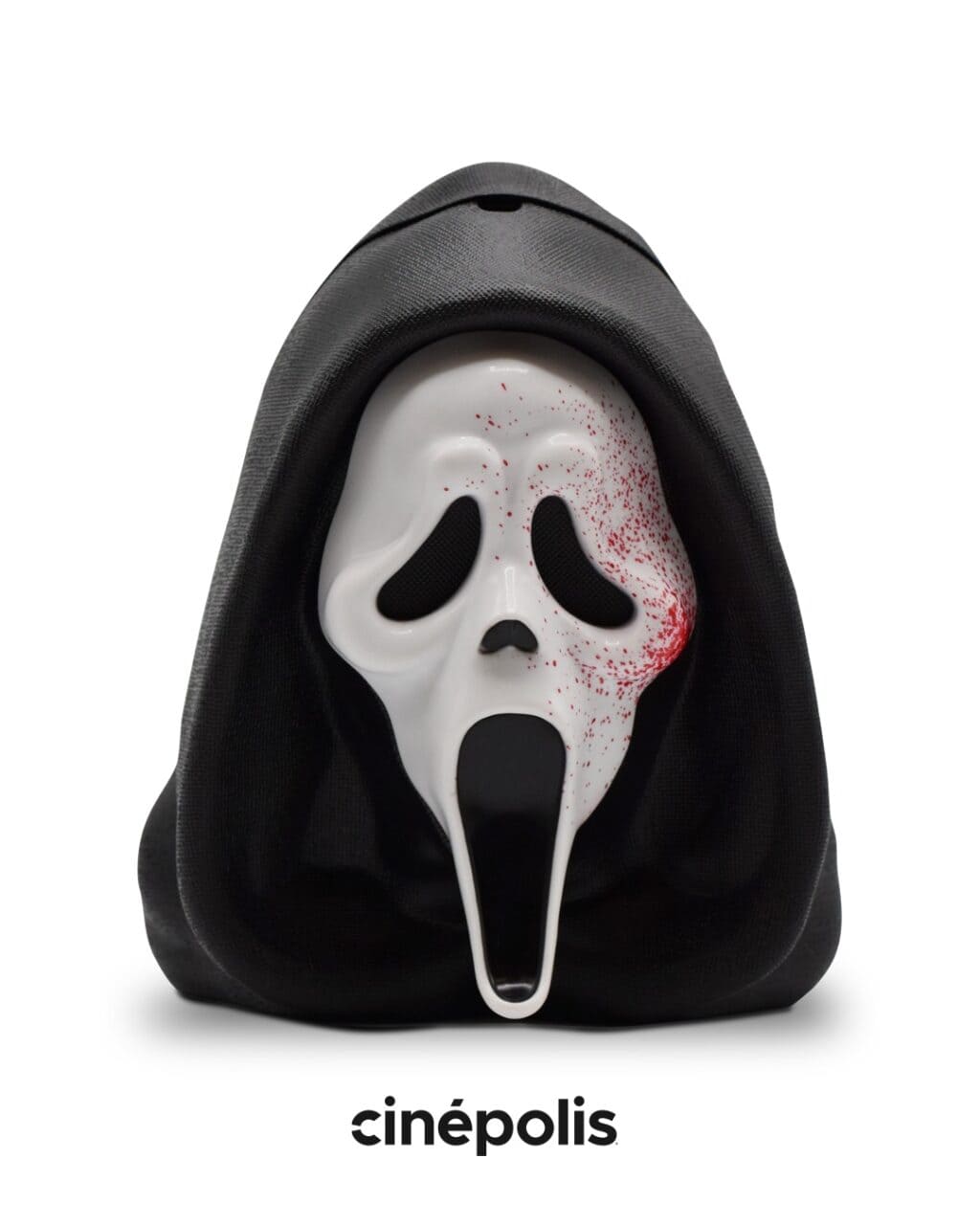 Item promocional da Cinépolis: máscara do Ghostface com capuz preto e respingos de sangue, centralizada em um fundo branco com o logotipo da Cinépolis abaixo.