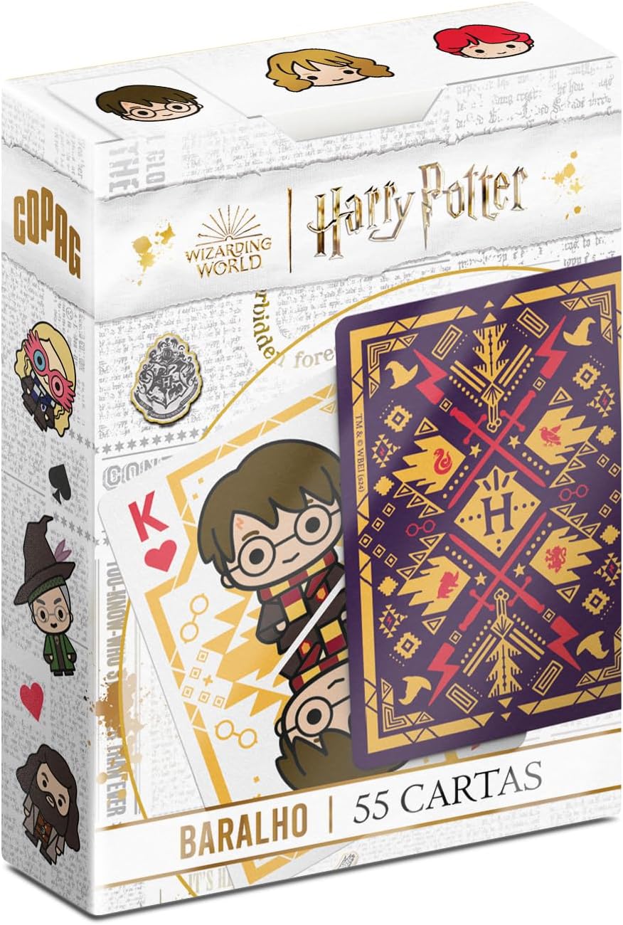 Embalagem branca do baralho Harry Potter da Copag, apresentando ilustrações coloridas de personagens em estilo chibi, o logotipo do Wizarding World e a indicação de 55 cartas.