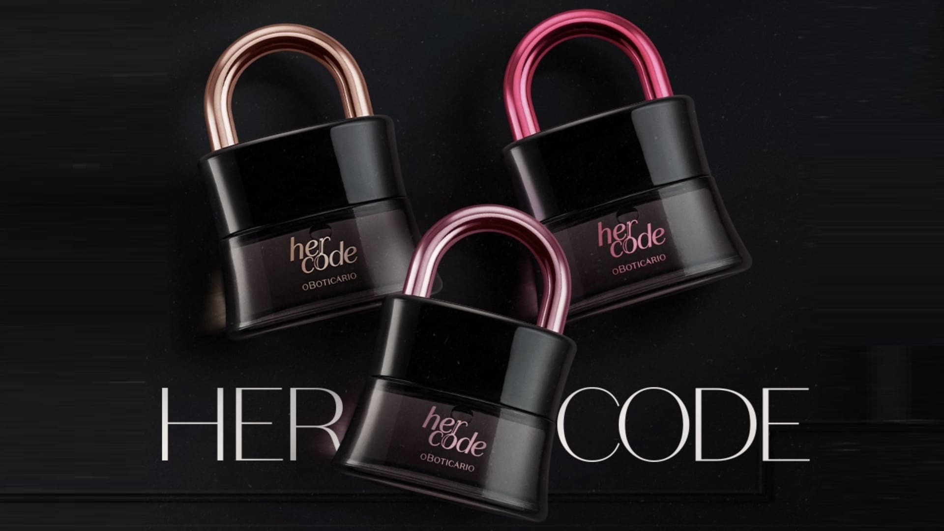 Três frascos de perfume da linha "Her Code" do Boticário, com design em formato de cadeado preto e detalhes metálicos em cobre e rosa, sobre um fundo escuro.
