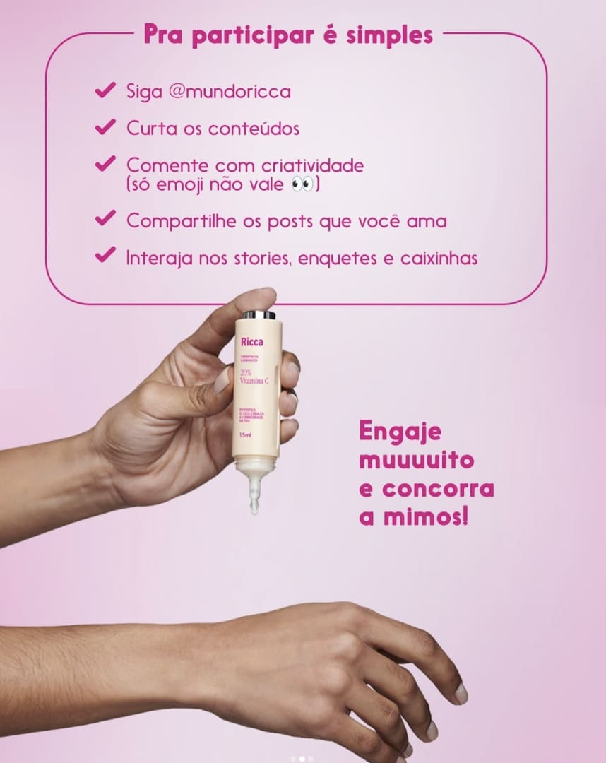 Banner rosa da marca Ricca com instruções para participar de uma ação de engajamento no Instagram. Uma mão segura um sérum de Vitamina C sobre o pulso.