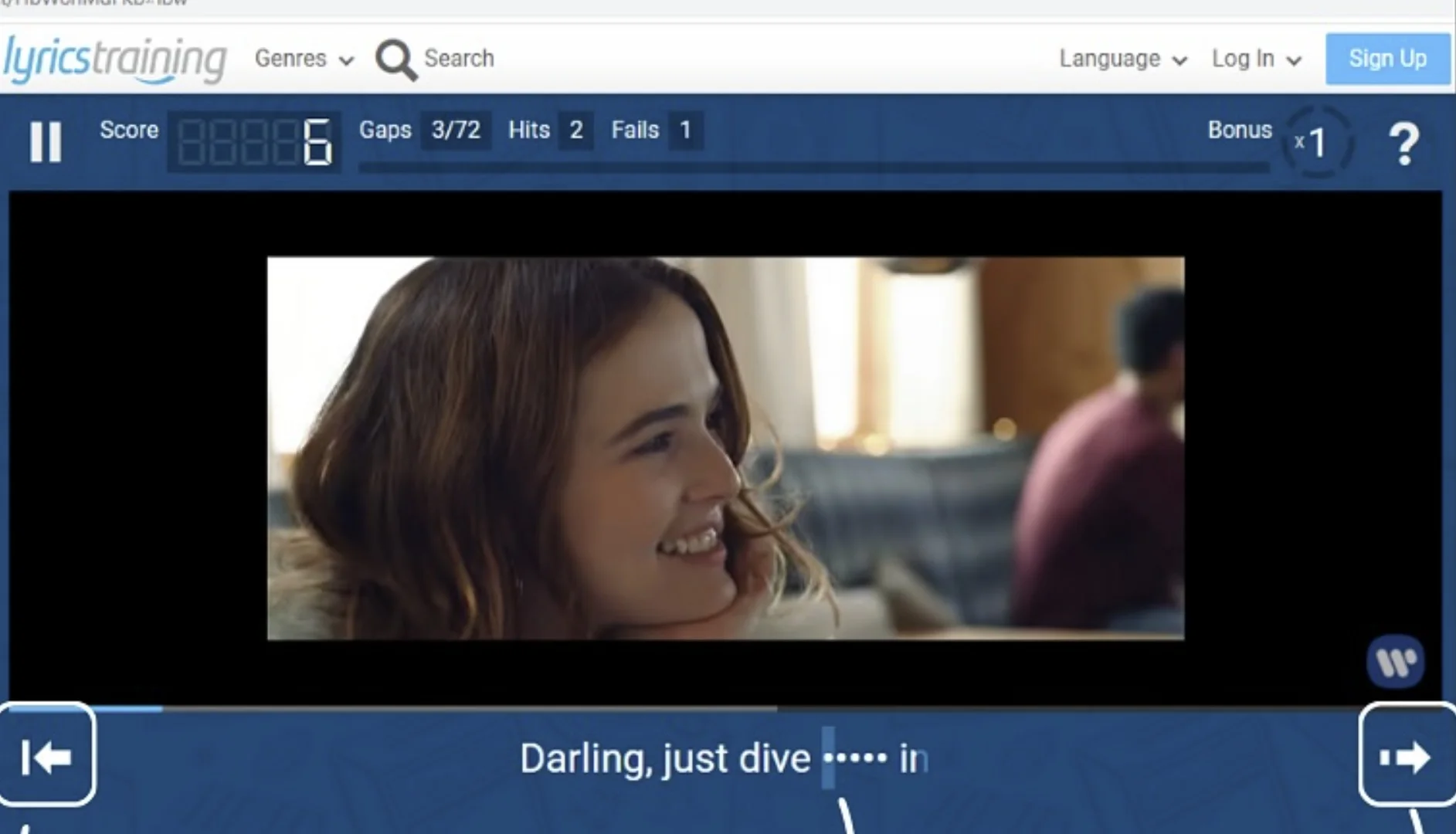 Captura de tela do site LyricsTraining mostrando um videoclipe musical com uma legenda interativa abaixo, onde faltam palavras para serem preenchidas pelo usuário como exercício de idiomas.