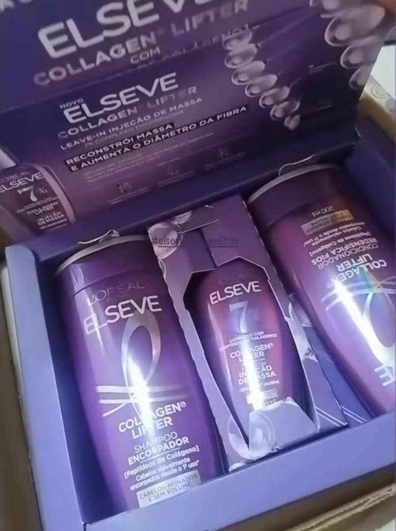 Kit de cuidados capilares Elseve Collagen Lifter da L'Oréal Paris em uma embalagem roxa aberta. O kit contém um shampoo encorpador, um condicionador redensificador e um leave-in "Injeção de Massa". A tampa da caixa detalha o uso de peptídeos de colágeno e mostra fotos de antes e depois.