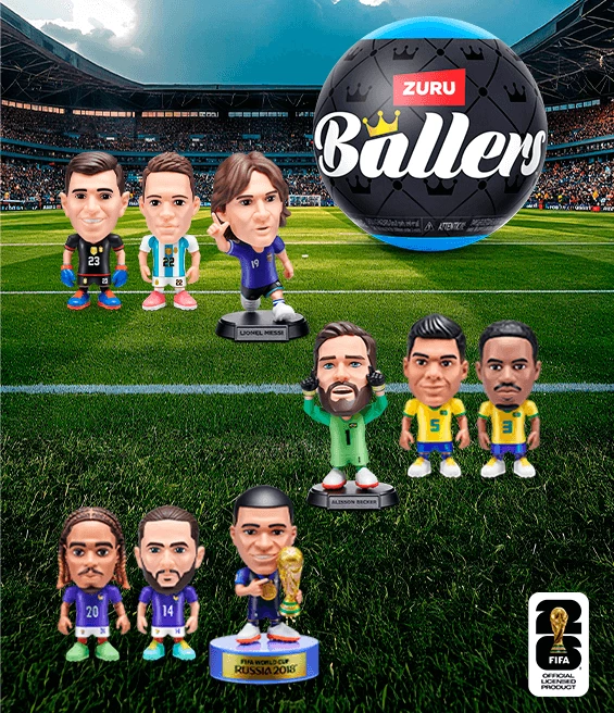 Bonecos colecionáveis estilo "mini craques" de jogadores de diversas seleções posicionados sobre um gramado de estádio, com uma embalagem esférica da linha Zuru Ballers e o logo oficial da Copa do Mundo FIFA 2026.