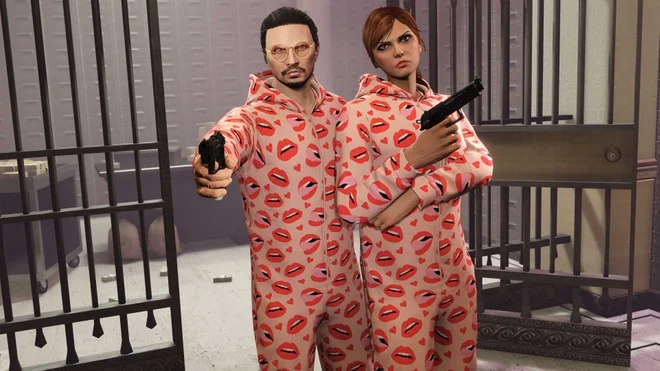 Dois personagens do GTA Online (um homem e uma mulher) vestindo pijamas de peça única com estampa de lábios vermelhos e segurando pistolas.