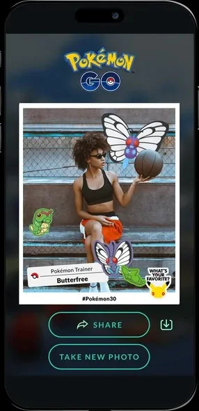 Tela de smartphone mostrando uma foto editada de uma mulher em uma arquibancada com adesivos digitais de Butterfree e Caterpie.