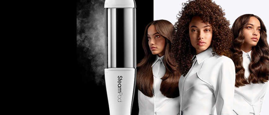 Banner publicitário da prancha modeladora SteamPod, mostrando o aparelho em destaque liberando vapor, ao lado de três modelos com diferentes finalizações de cabelo: liso, cacheado e ondulado.