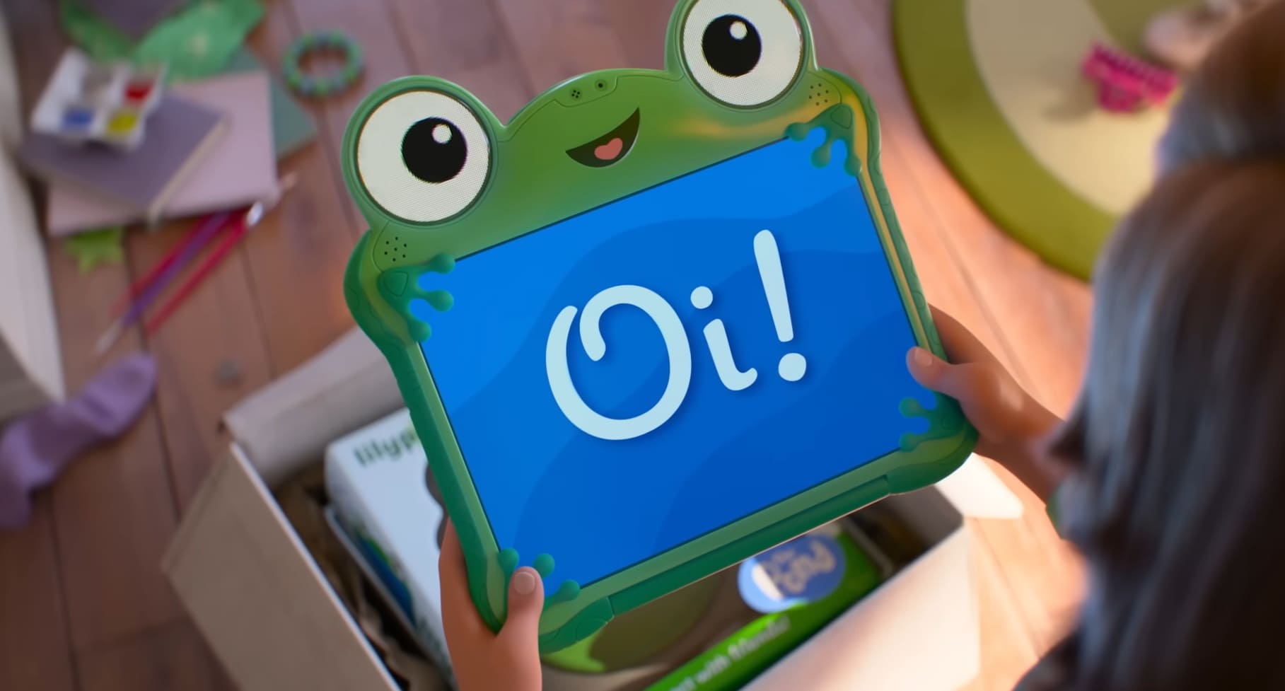 A imagem destaca o conflito central do novo filme: a disputa entre os brinquedos tradicionais e a tecnologia. Personagens como Rex, Slinky, Garfinho e Sr. Cabeça de Batata aparecem amontoados em uma mochila escolar sob a frase "A sala de aula vai ficar pequena". O logo indica o lançamento para 18 de junho.