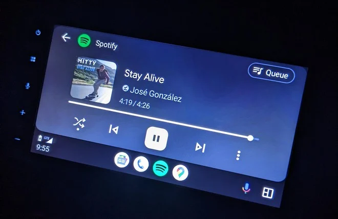 Interface do Spotify no Android Auto exibida em uma central multimídia de veículo, mostrando a música "Stay Alive" de José González com controles de reprodução na tela.