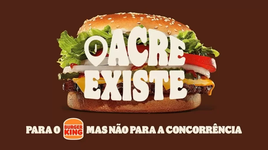 Peça publicitária do Burger King com a imagem de um sanduíche Whopper centralizado sobre fundo marrom. Sobre o hambúrguer, o texto em letras grandes diz: "O Acre existe". Abaixo, a frase completa: "Para o Burger King, mas não para a concorrência".