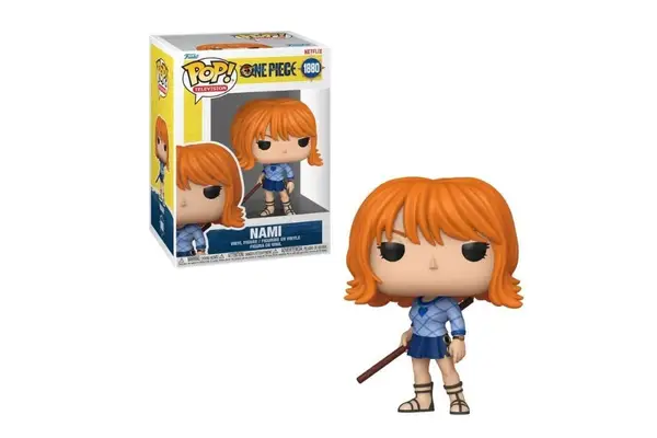 Funko Pop da personagem Nami com cabelo curto alaranjado, blusa listrada azul e branca, segurando seu bastão de combate.