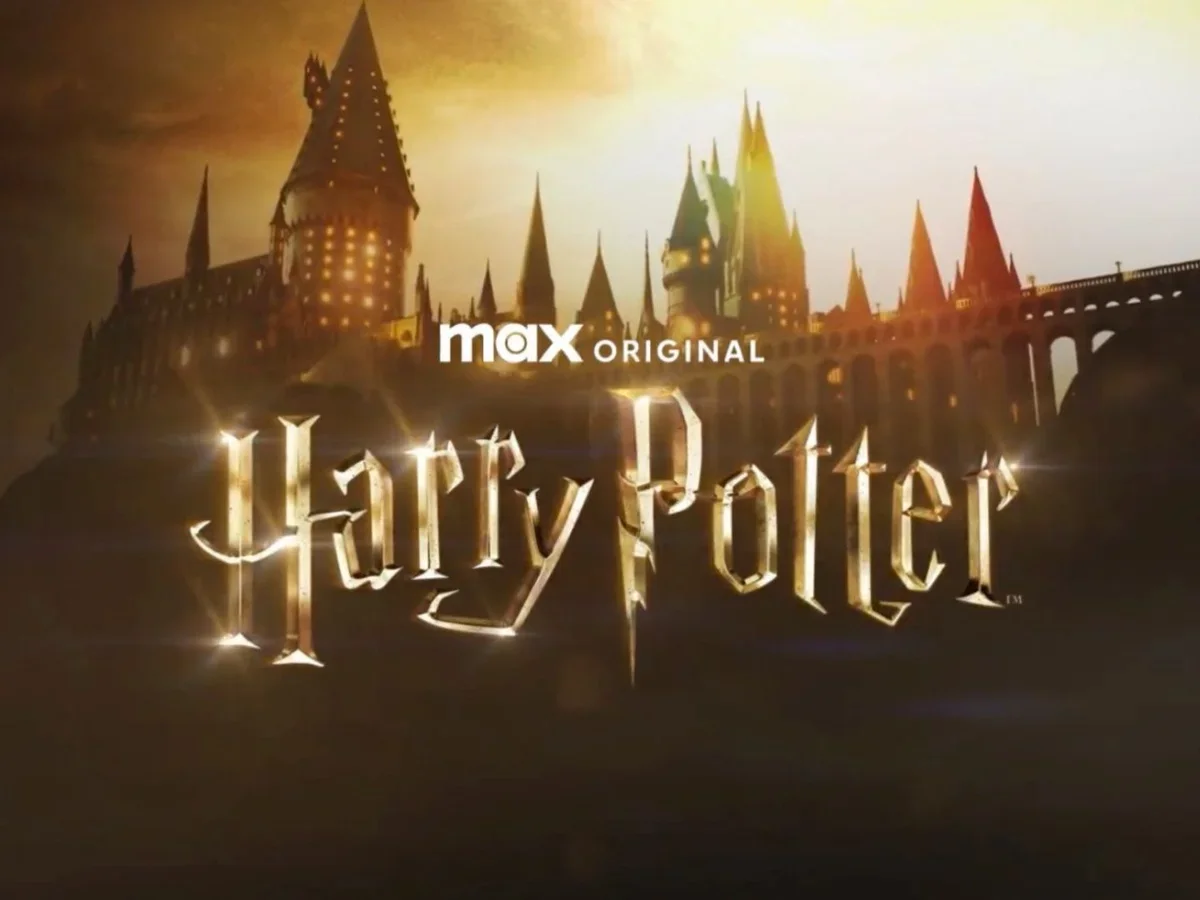 Cartaz promocional do Max para a série "Harry Potter". O icônico castelo de Hogwarts aparece em silhueta contra um pôr do sol dourado. O grande logotipo dourado de "Harry Potter" brilha intensamente no centro, abaixo do texto "max ORIGINAL".