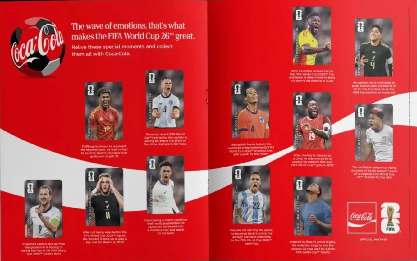 Página dupla de álbum de figurinhas com fundo vermelho vibrante e design ondulado branco. Apresenta o logo da Coca-Cola e o texto "Relive these special moments and collect them all". Nove figurinhas de jogadores de diferentes seleções estão organizadas em três colunas, cada uma com o nome do atleta e um pequeno parágrafo descritivo em inglês. O logo oficial da Copa do Mundo FIFA 26 está no canto inferior direito.