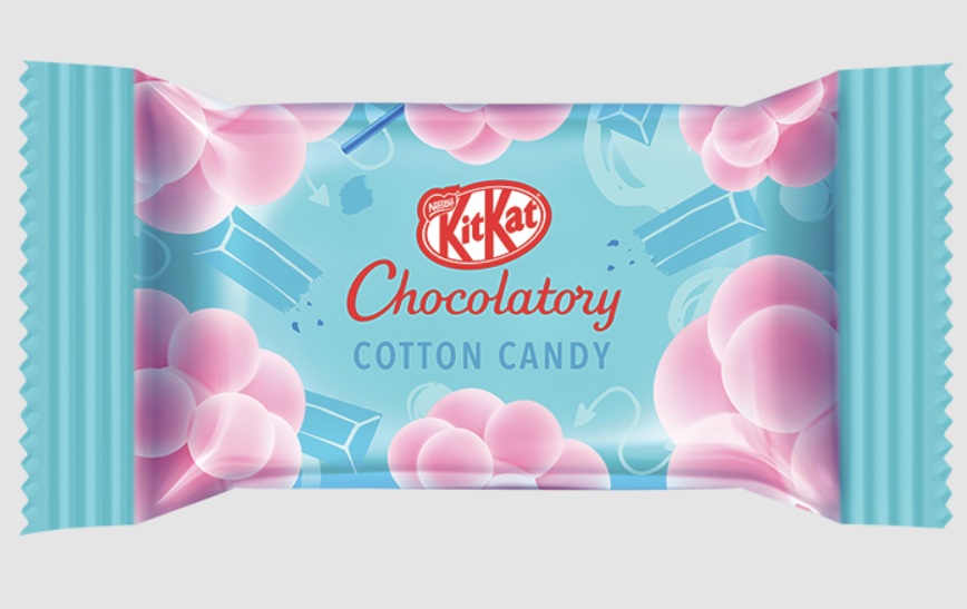 Embalagem anterior de KitKat Chocolatory sabor Cotton Candy (Algodão Doce) em tons de azul claro e rosa.