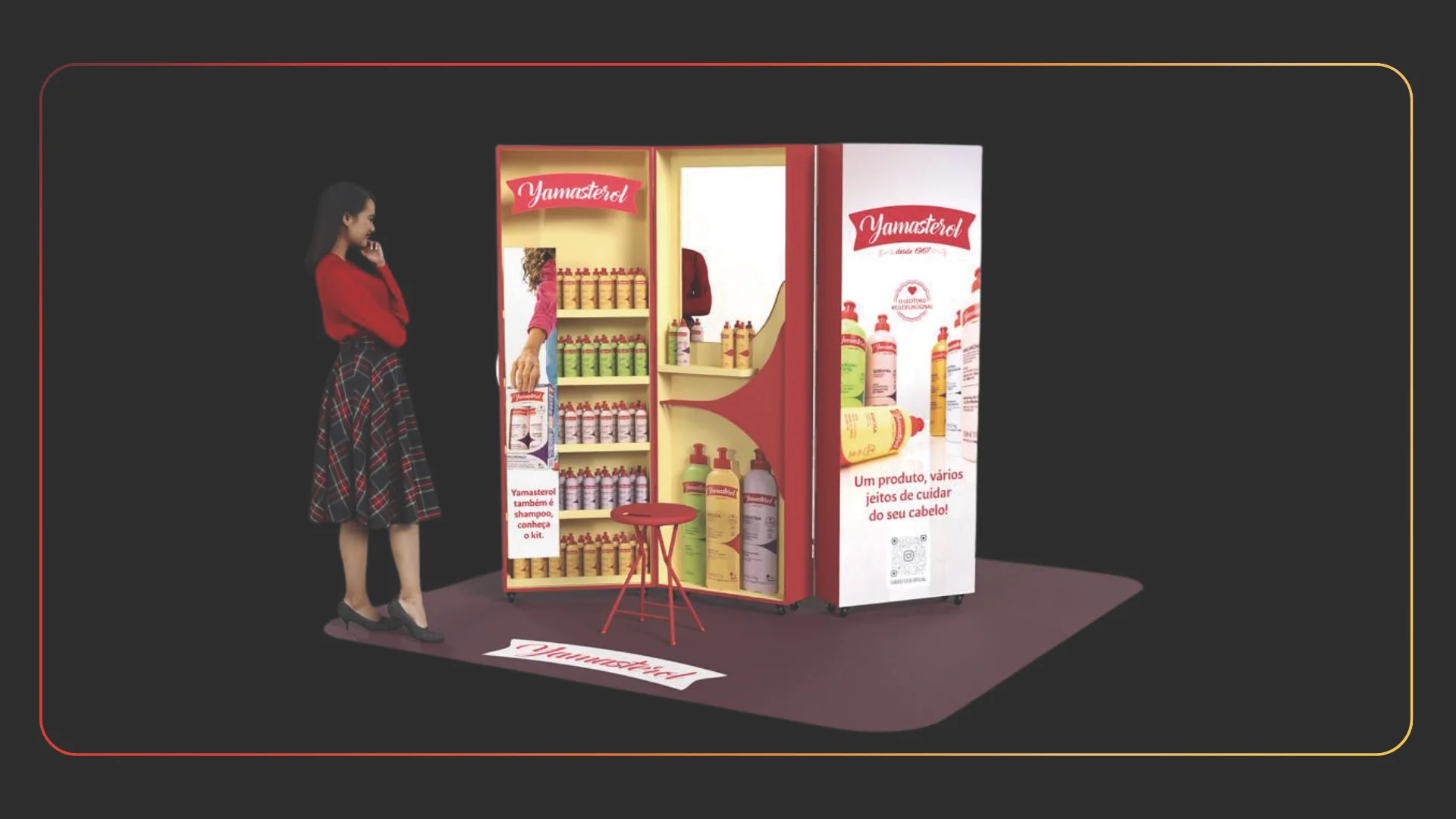 Projeção em 3D de um stand promocional da Yamasterol em formato de armário aberto, exibindo prateleiras com produtos, um espelho central e uma mulher observando a estrutura.
