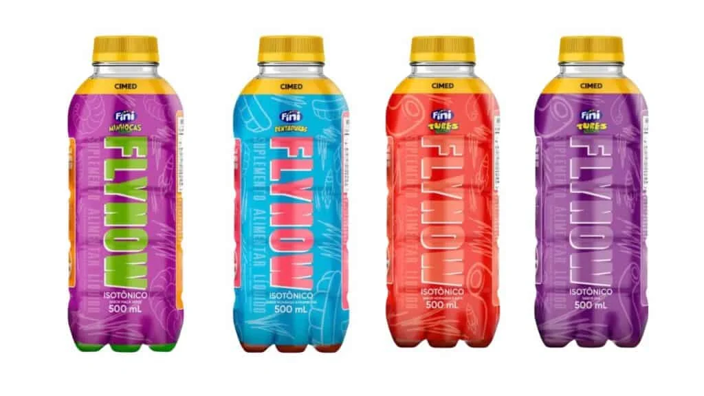 Quatro garrafas de bebidas isotônicas Flynow em parceria com Fini e Cimed, exibidas lado a lado contra um fundo branco.