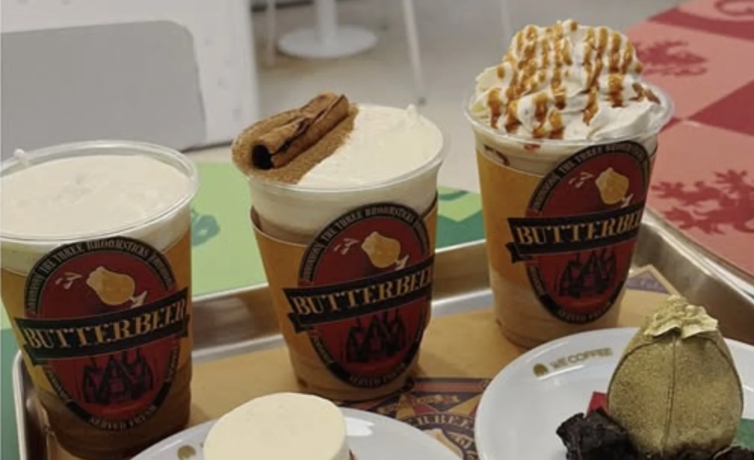 As três bebidas "Butterbeer", com suas embalagens temáticas idênticas às da propaganda, variam entre a versão tradicional com espuma, a que inclui pau de canela, e a versão com chantilly e calda de caramelo.