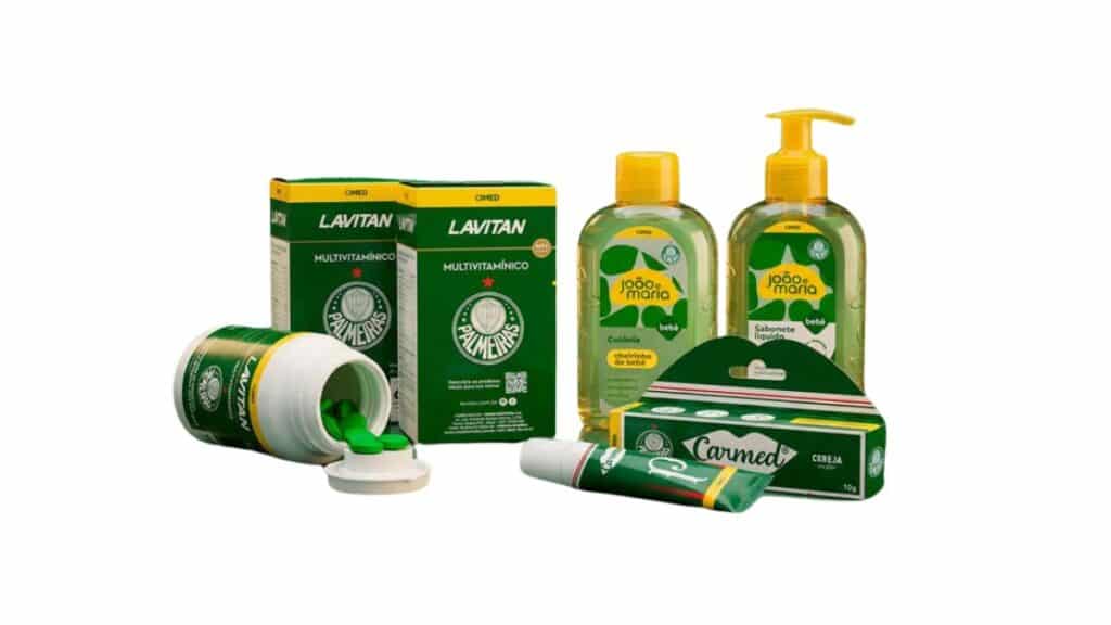Conjunto de produtos farmacêuticos e de higiene pessoal da marca Cimed, personalizados com as cores e o escudo do time de futebol Palmeiras.