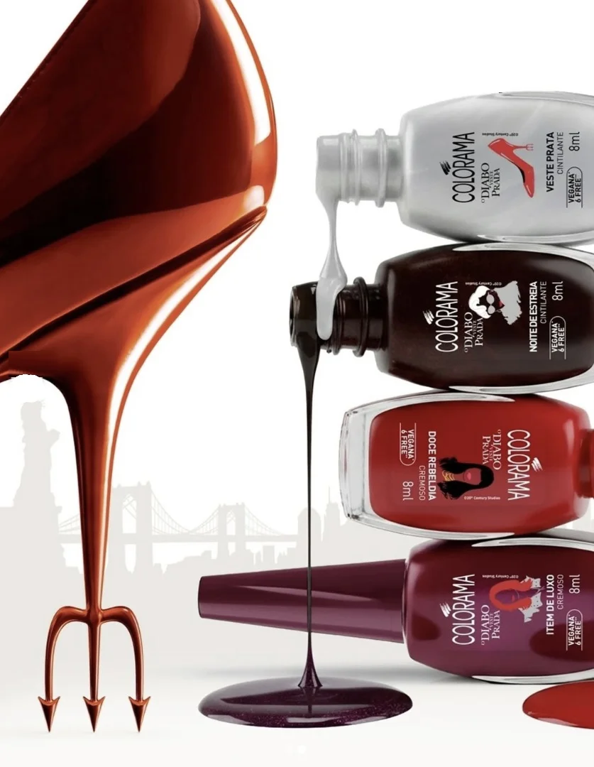 Imagem vertical promocional da coleção Colorama "O Diabo Veste Prada". À esquerda, o icônico salto agulha vermelho que termina em um tridente; à direita, quatro frascos de esmalte (prata, preto, vermelho e vinho) estão empilhados de lado, com o esmalte derramando entre eles.