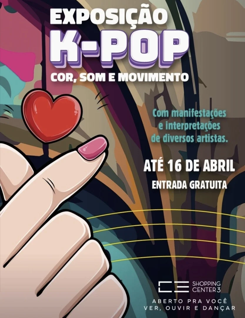 Cartaz ilustrado da exposição "K-POP: Cor, Som e Movimento" no Shopping Center 3. Uma mão faz o gesto de "coração de dedo" com um pequeno coração vermelho flutuando sobre ela.
