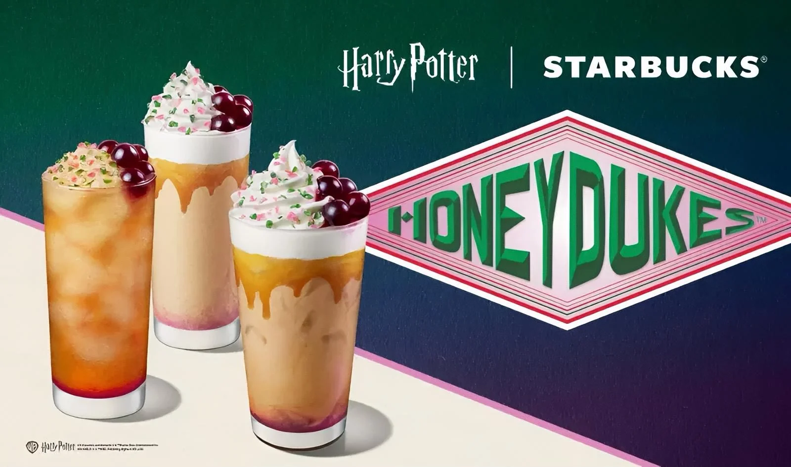 Três bebidas geladas da colaboração Harry Potter x Starbucks inspiradas na loja Honeydukes, decoradas com chantilly, caldas coloridas e frutas, ao lado do logotipo da Dedos de Mel.