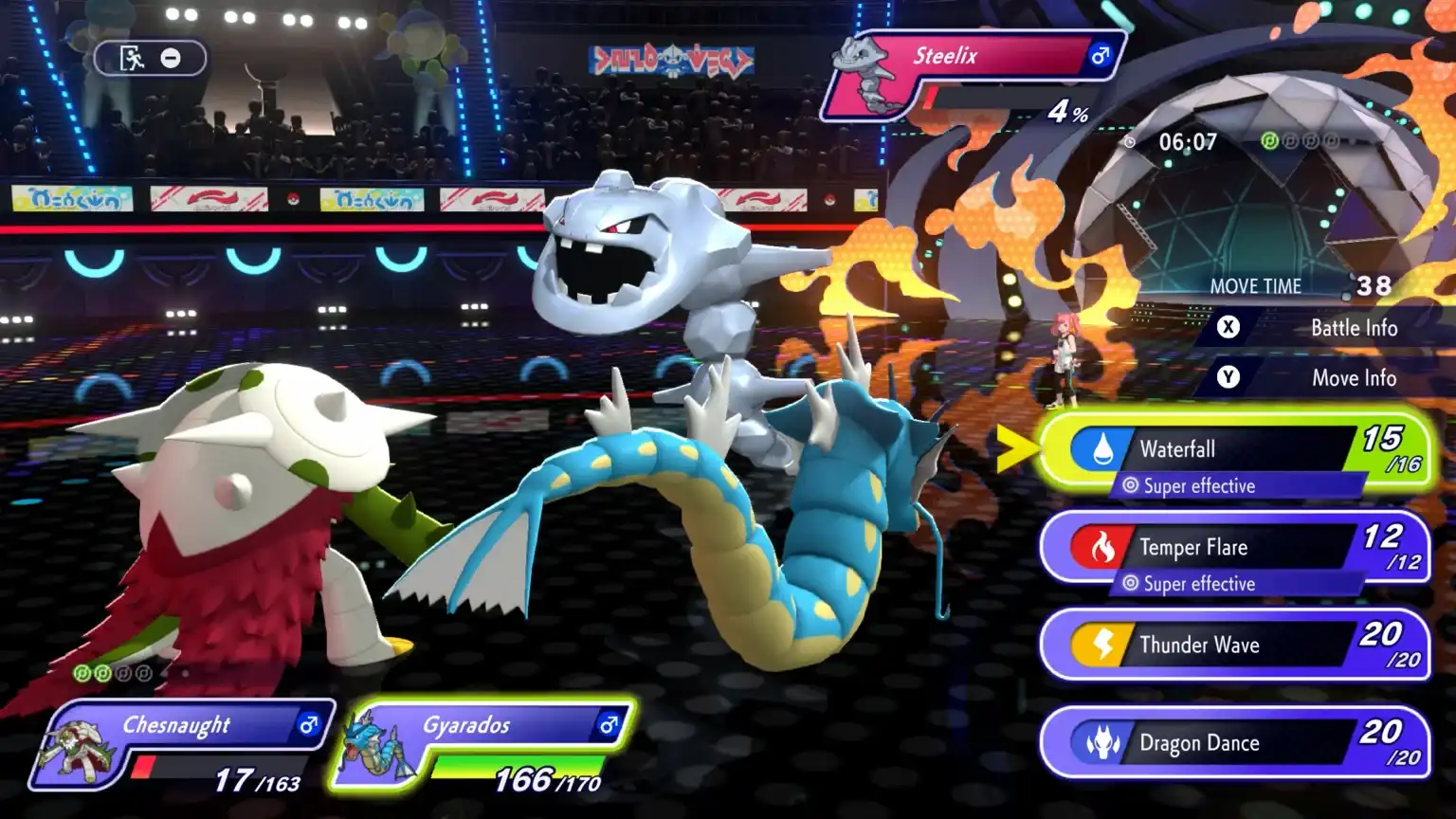 Uma cena de batalha de videogame Pokémon em 3D em uma grande arena futurista e iluminada, com uma plateia ao fundo.