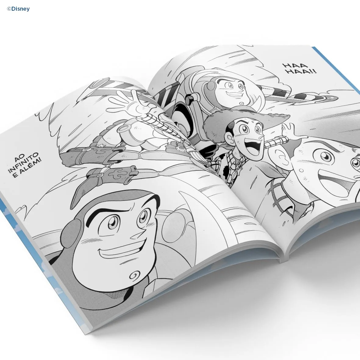 Mangá aberto de Toy Story mostrando Buzz Lightyear e Woody voando em uma cena de ação dinâmica em preto e branco.