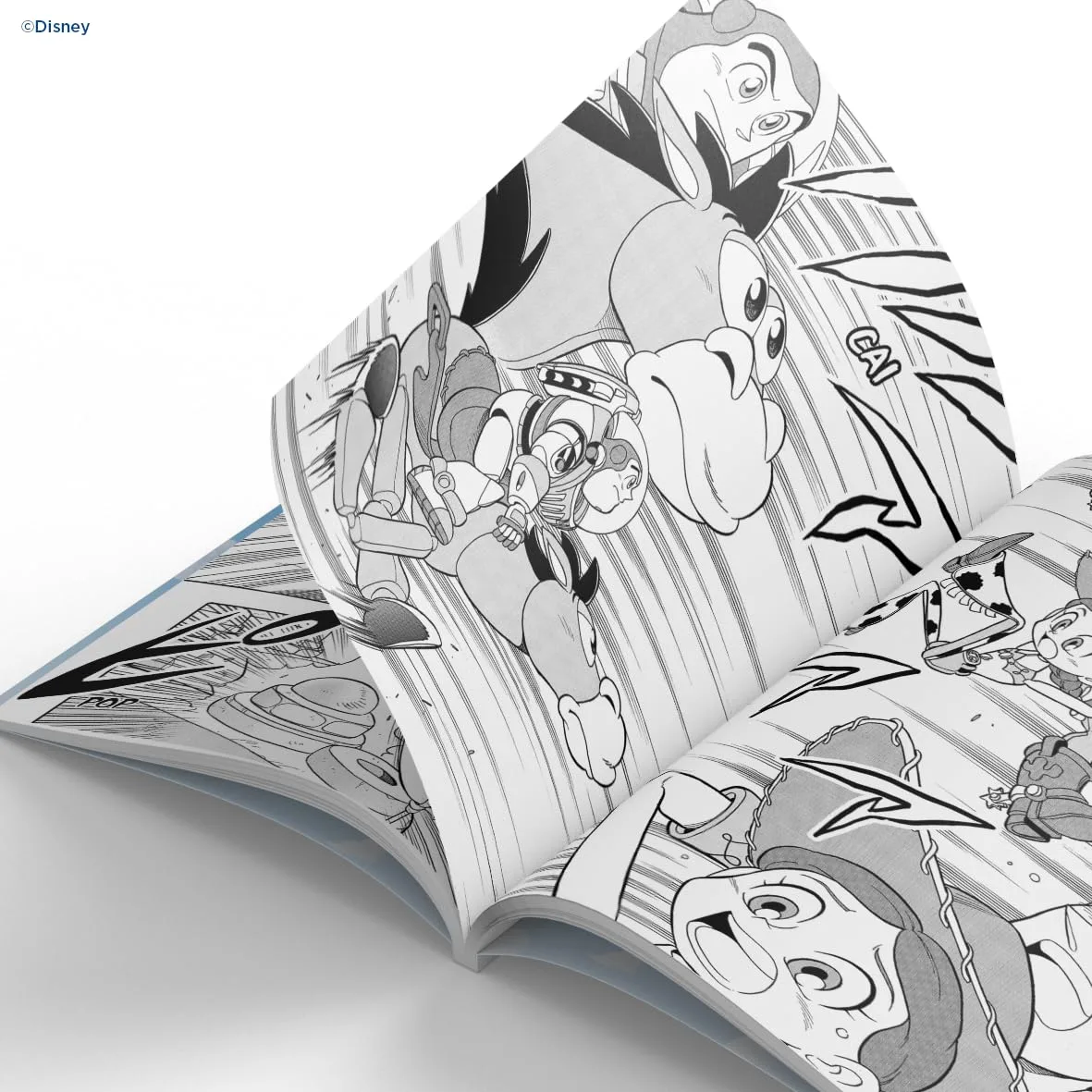 Mangá aberto de Toy Story focado em uma cena de ação dinâmica onde Buzz Lightyear, montado no cavalo Bala no Alvo, foge de Woody.