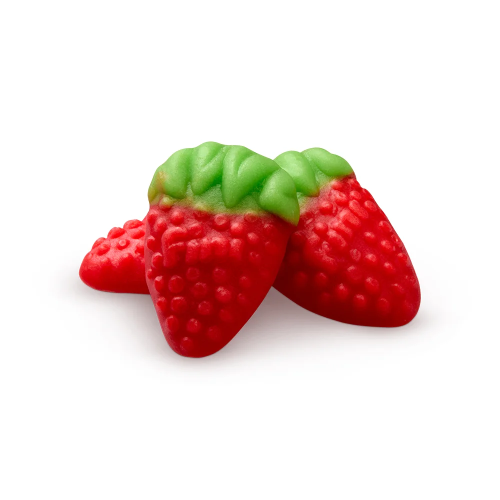 Close-up de três balas de gelatina em formato de morango com corpo vermelho texturizado e topo verde.