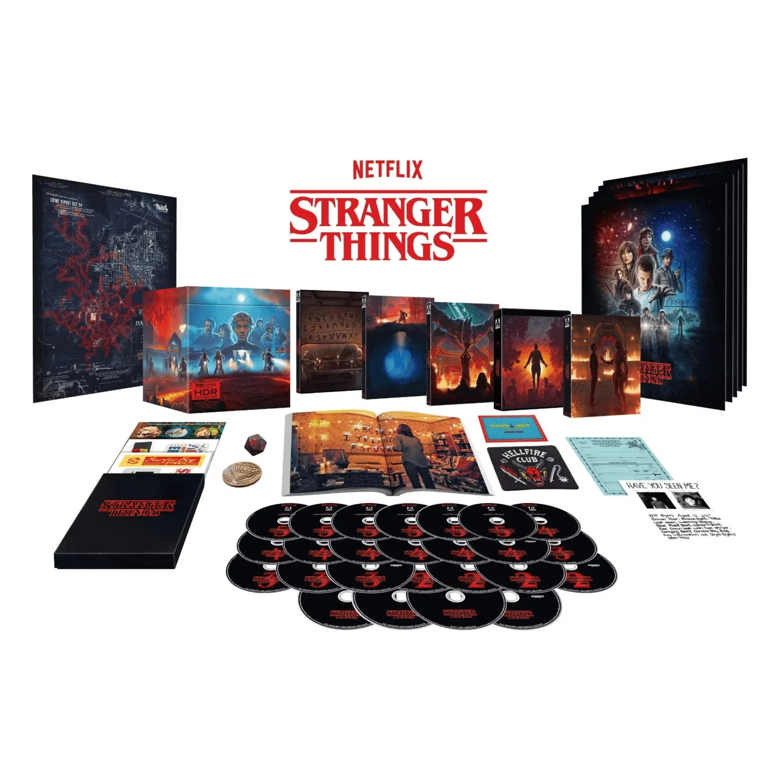 ma visão geral de um conjunto de edição limitada de "Stranger Things", exibindo todos os seus componentes organizados. O conjunto inclui a caixa de colecionador em formato de cubo (como visto na imagem anterior), vários pôsteres, uma réplica do mapa da fenda, um livreto, uma réplica de dados de D&D, patches e uma coleção de discos de Blu-ray/4K organizados em uma grade. O logotipo "Netflix Stranger Things" está acima do conjunto.