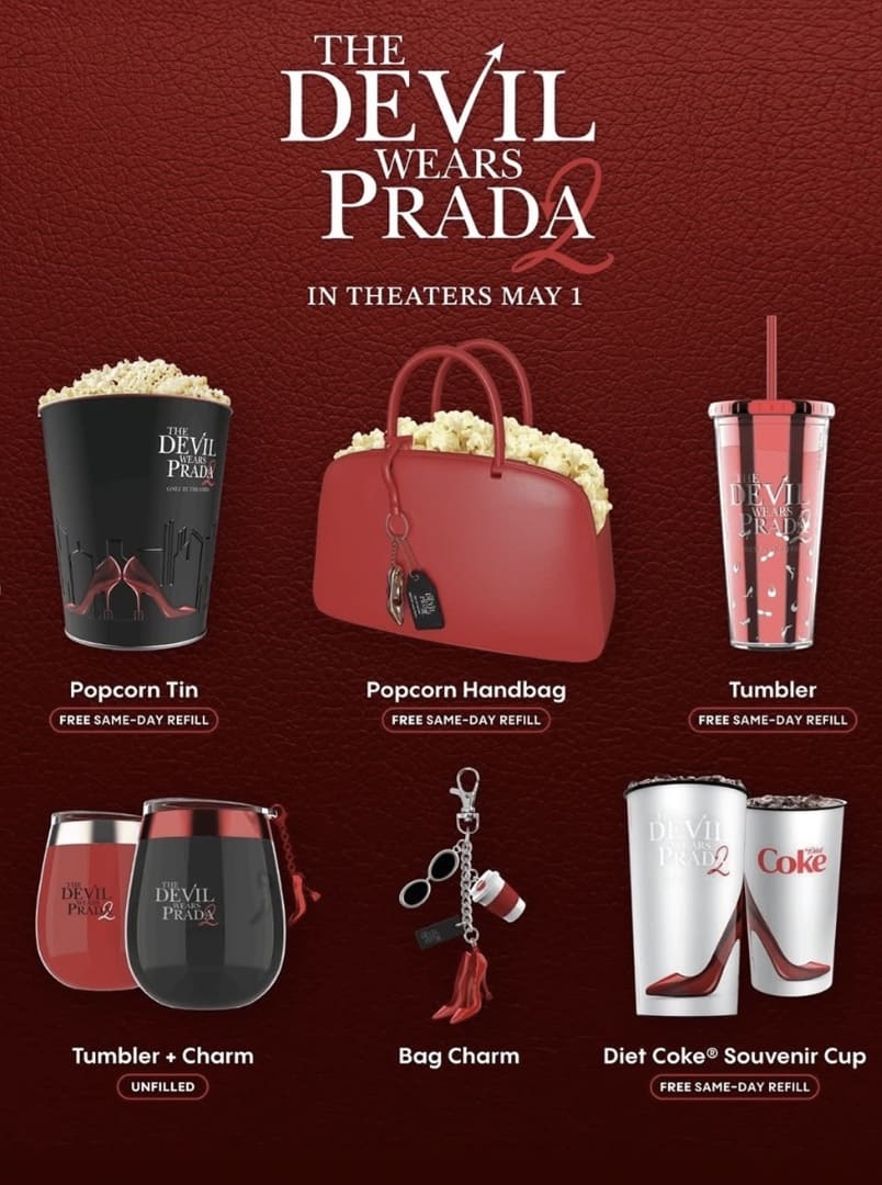 Cartaz promocional com fundo de textura de couro bordô apresentando seis produtos temáticos do filme "The Devil Wears Prada 2". Os itens incluem baldes de pipoca, copos e chaveiros, todos decorados com o logotipo do filme e ícones como sapatos de salto alto e a cor vermelha.