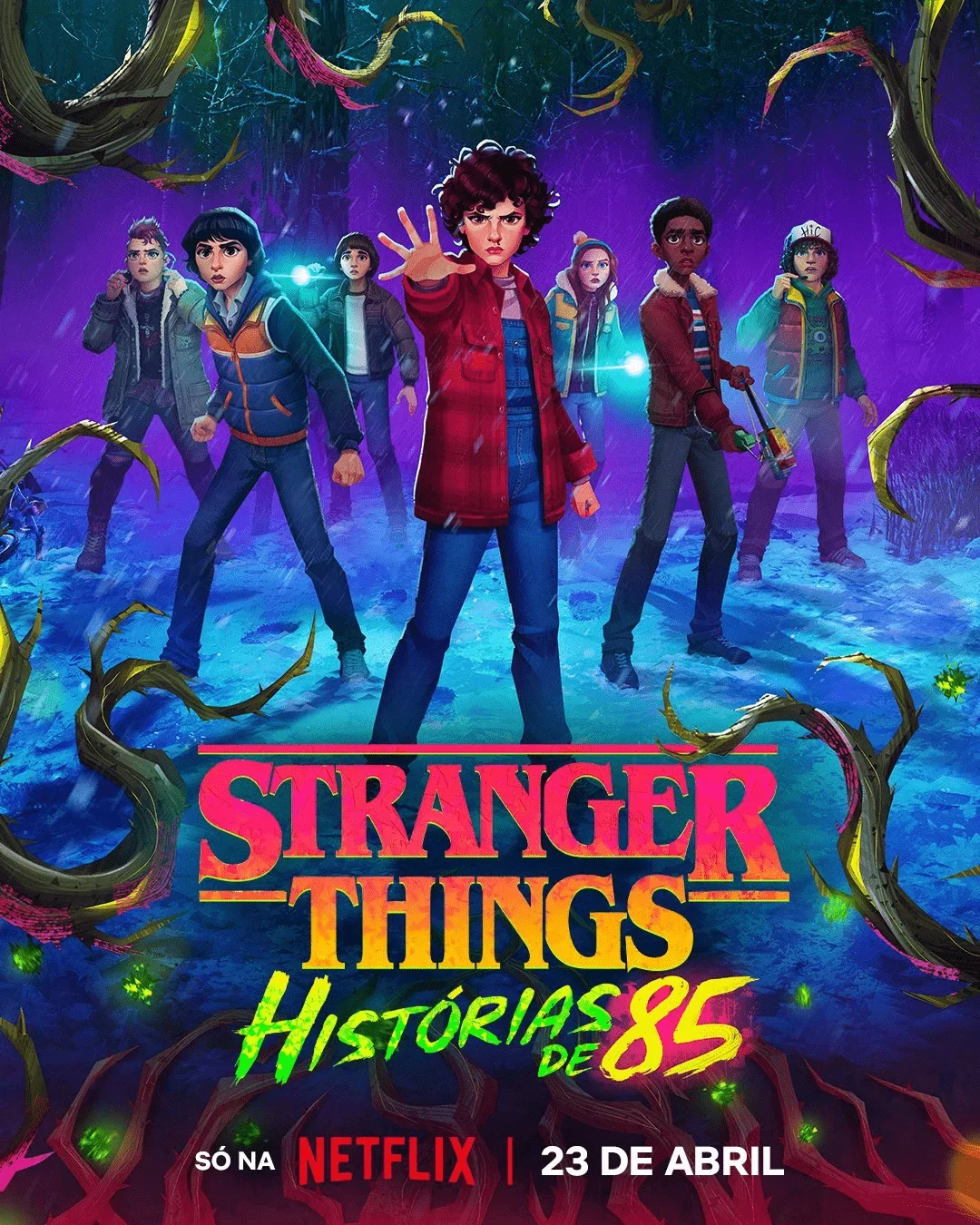 Pôster ilustrado de "Stranger Things: Histórias de '85". A arte mostra o elenco principal (Eleven, Mike, Lucas, Dustin, Max e uma figura feminina extra) em pose heroica em um ambiente de floresta do Mundo Invertido, com videiras roxas brilhantes e espinhos. Eleven está no centro com a mão estendida. O título "STRANGER THINGS" está em destaque em rosa e amarelo, com o subtítulo "Histórias de '85" em verde neon abaixo. Inclui informações de lançamento: "SÓ NA NETFLIX" e "23 DE ABRIL".