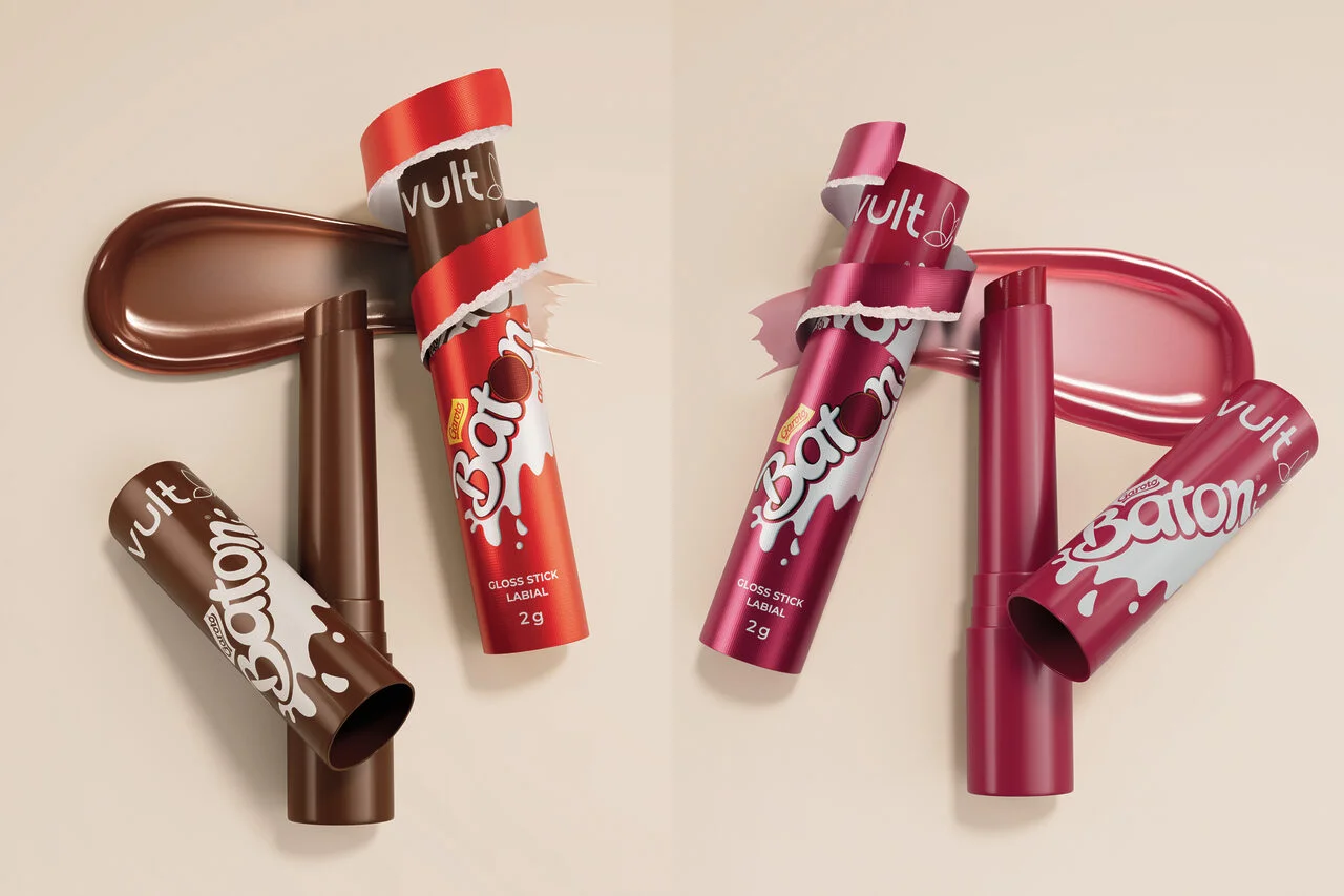 Banner publicitário da colaboração entre Vult e Garoto, mostrando dois gloss sticks labiais inspirados no chocolate Baton: um na cor marrom (ao leite) e outro na cor rosa (morango), com embalagens que remetem ao papel do chocolate sendo descascado.