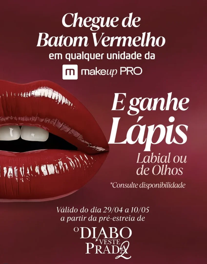 Anúncio promocional da Makeup PRO com o fundo em tons de vinho. À esquerda, um close-up de lábios femininos com batom vermelho intenso e brilhante. O texto convida o cliente a ir de batom vermelho a uma unidade da loja para ganhar um lápis labial ou de olhos, em uma ação conjunta com a pré-estreia do filme 'O Diabo Veste Prada 2'.