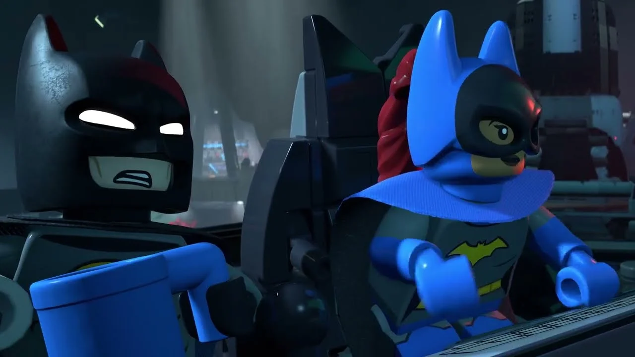LEGO Batman e Batgirl sentados no cockpit do Batmóvel, em frente a painéis de controle.