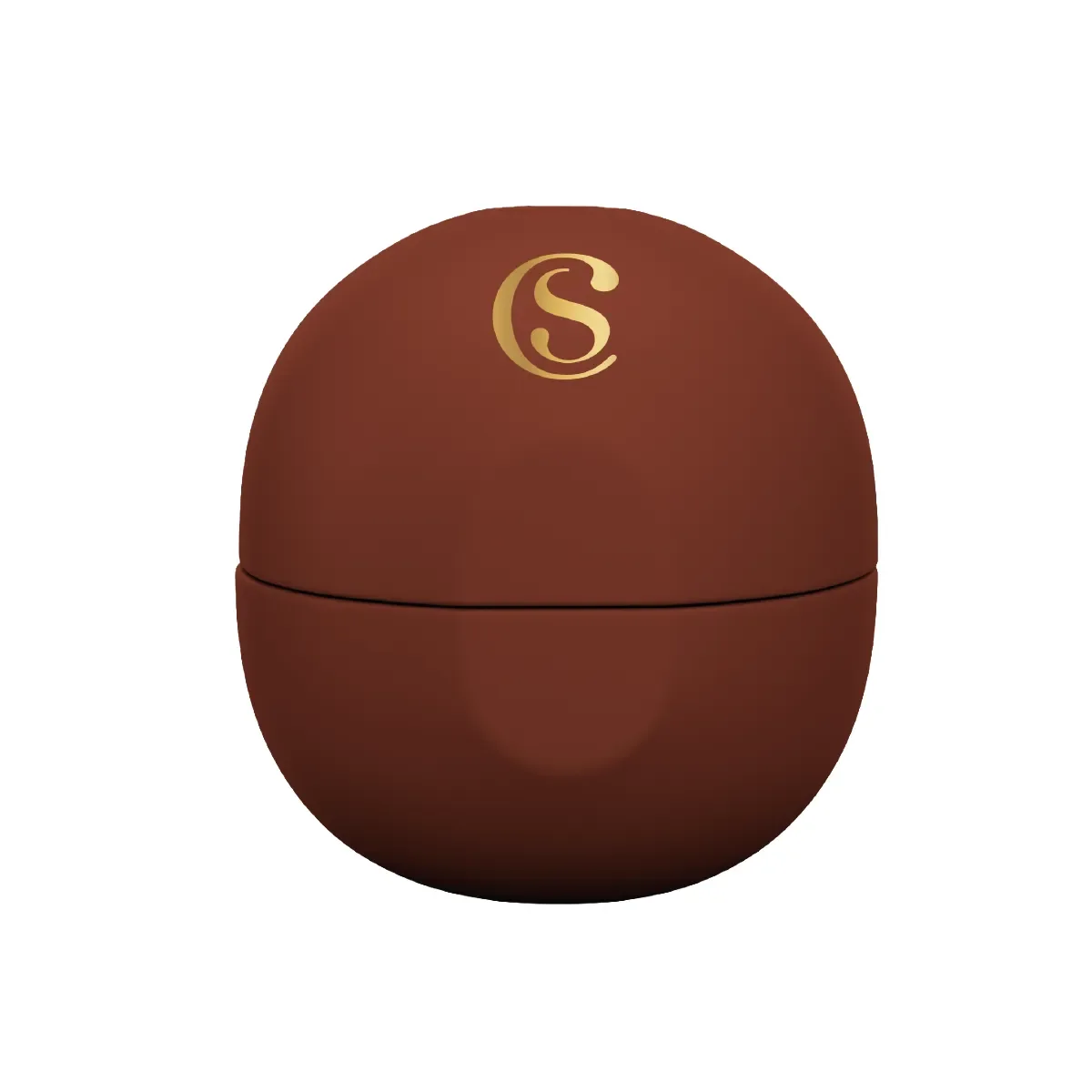 Close-up da esfera marrom fosca do hidratante labial beta, com o logotipo 'CS' dourado no topo, isolada sobre um fundo branco.