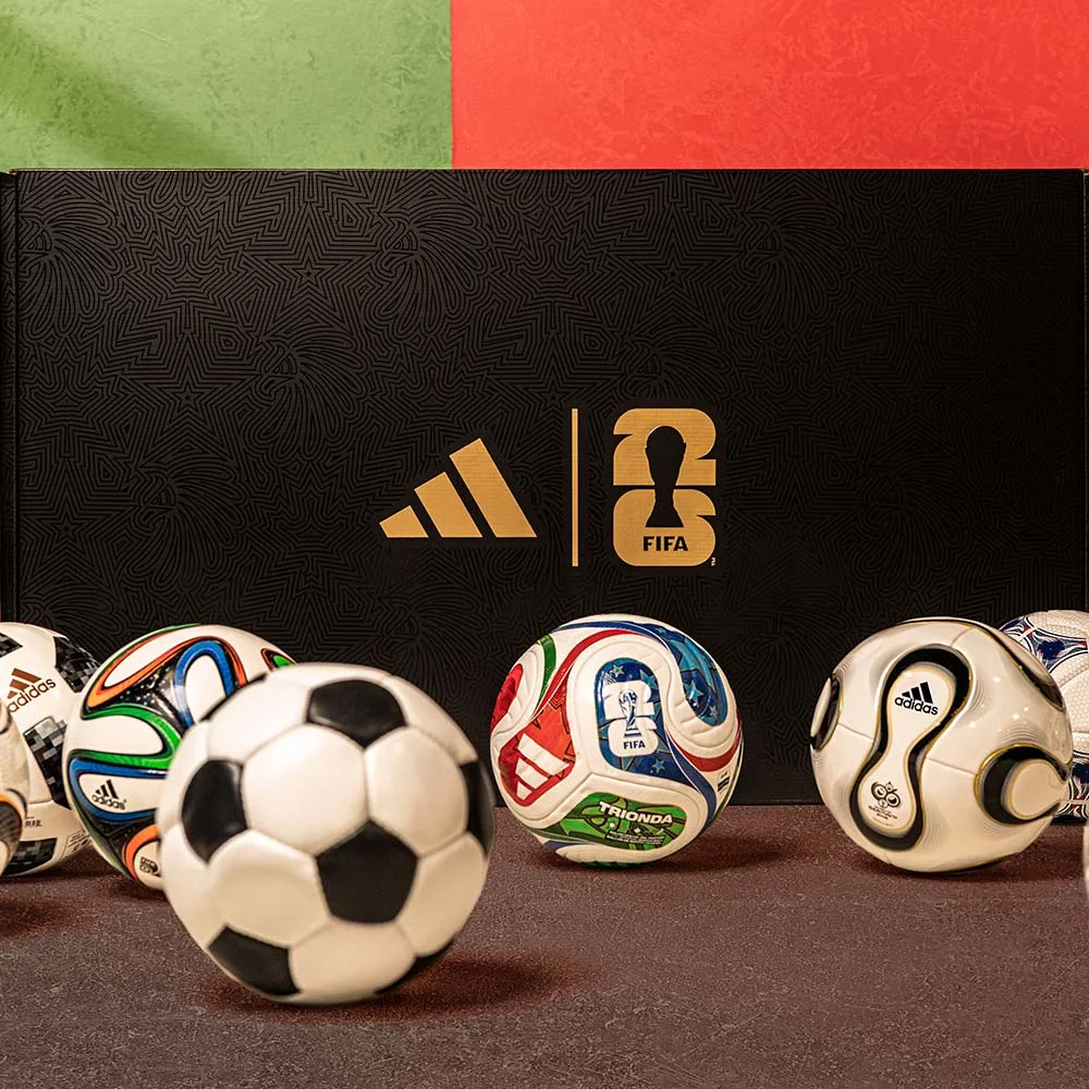 close-up de várias minibolas de futebol icônicas da Adidas da Copa do Mundo, focada na minibola 