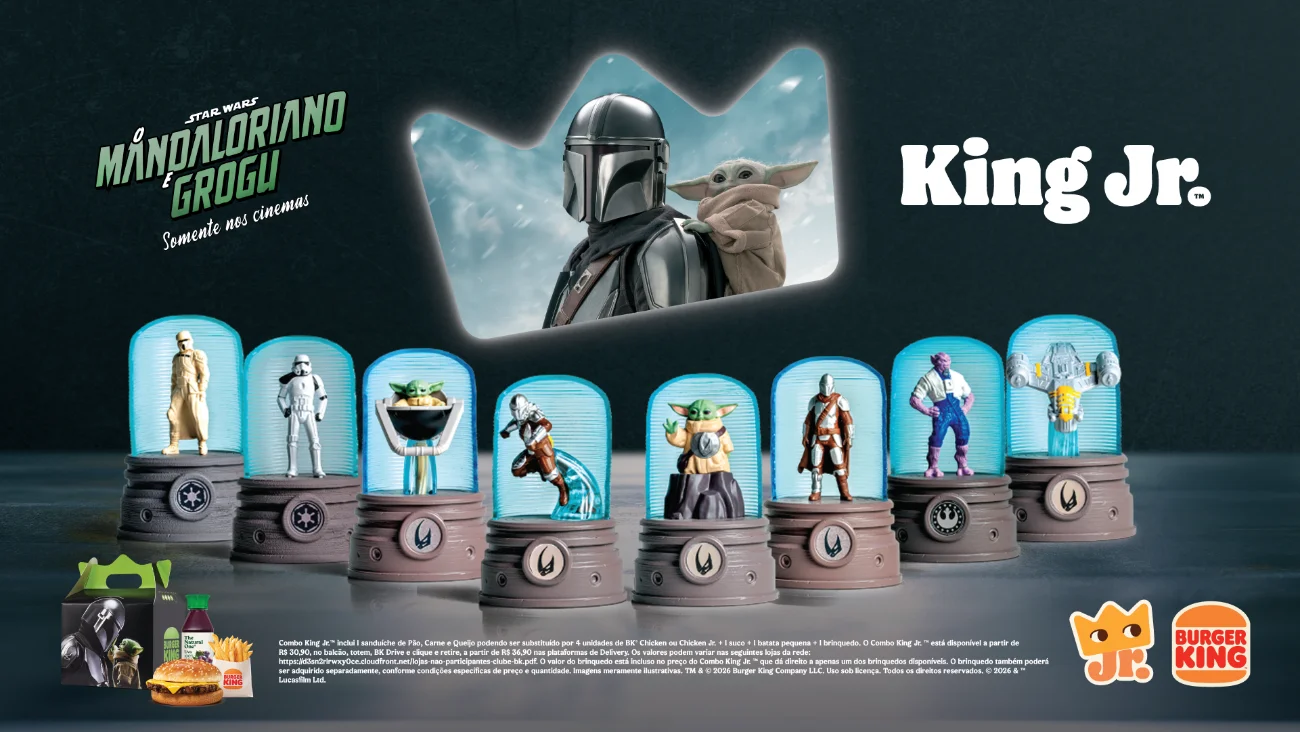 Anúncio do combo King Jr. do Burger King com o tema "The Mandalorian & Grogu". Oito bonecos colecionáveis em redomas azuis estão alinhados, apresentando personagens como o Mandaloriano, Grogu e Stormtroopers. No topo, uma moldura em formato de coroa mostra o Mandaloriano com Grogu nas costas.
