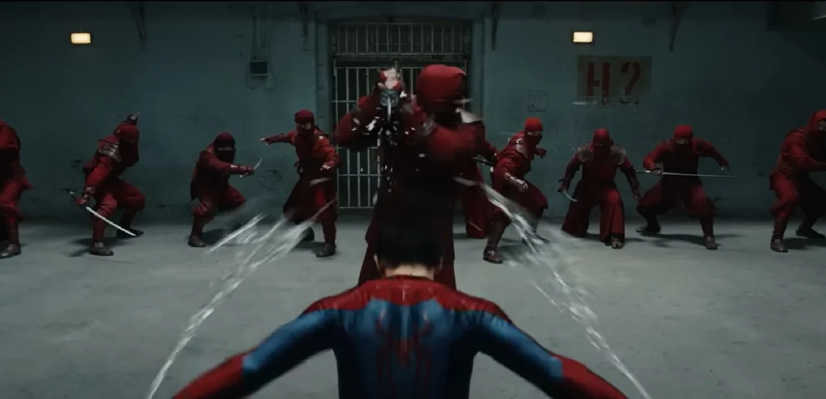 O Homem-Aranha, de costas, encara um grupo de nove ninjas com trajes vermelhos em um galpão abandonado. Os ninjas estão em poses de combate, alguns armados com espadas. O Homem-Aranha tem suas teias de aranha estendidas e prontas para o ataque.