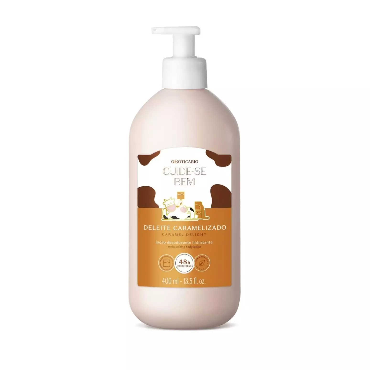 Frasco de loção hidratante corporal O Boticário Cuide-se Bem Deleite Caramelizado 400ml com válvula pump branca, rótulo com manchas de vaca marrons e ilustração de uma vaca.
