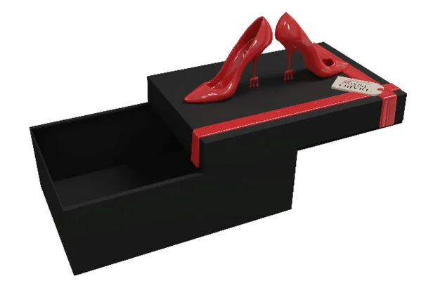 Modelo 3D isolado em fundo branco de uma caixa de presente preta aberta e escalonada. A seção inferior está vazia. A tampa, na seção superior, tem uma fita vermelha e um par de sapatos de salto alto vermelhos com saltos de garfo de diabo. Uma etiqueta "PRADA" está sobre a fita.