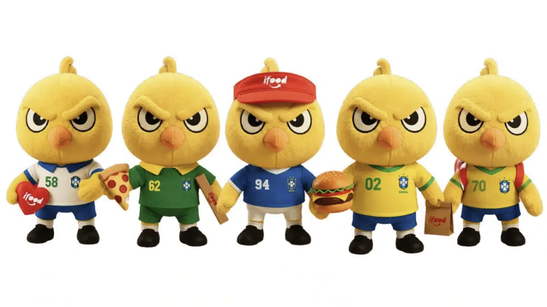 Cinco pelúcias do mascote Canarinho da Seleção Brasileira, em diferentes uniformes históricos e segurando itens de comida do iFood, como pizza e hambúrguer.