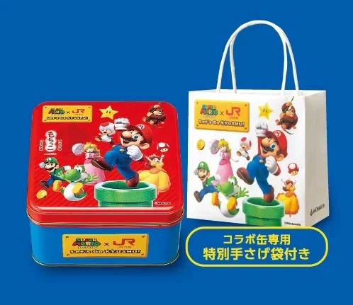 Uma imagem de marketing mostrando uma lata de metal azul e vermelha com uma tampa vermelha ilustrada com personagens do Mario, e uma sacola de papel branca correspondente com o mesmo design, ambas com logotipos "Super Mario x JR Let's Go Kyushu". Um balão de fala amarelo no canto inferior direito diz "コラボ缶専用 特別手さげ袋付き" (Lata de Colaboração Especial com Sacola de Mão).