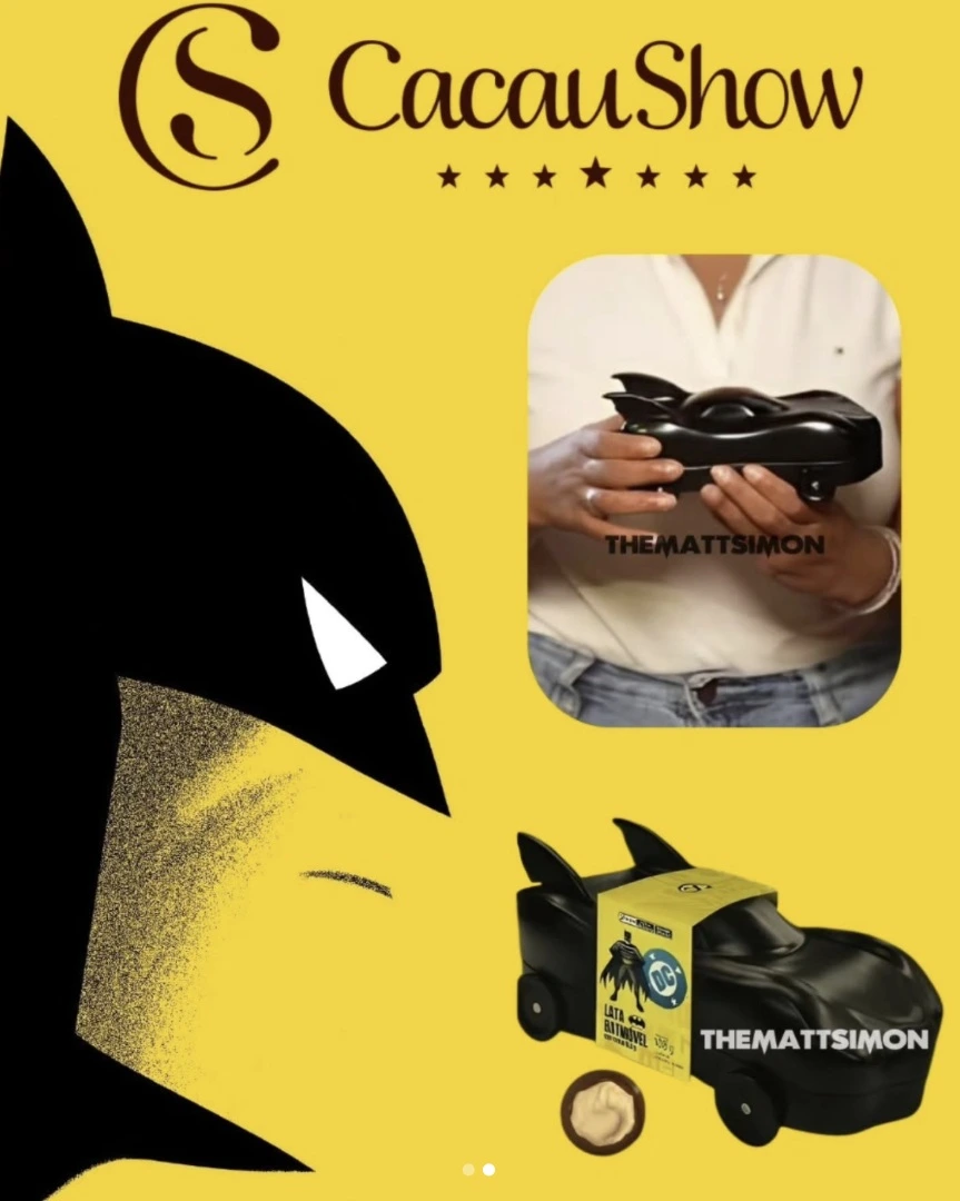 Composição visual da Cacau Show mostrando a lata do Batmóvel em dois ângulos: uma foto de mãos segurando o produto real e uma imagem promocional dele fechado com lacre da DC Comics, sobre um fundo amarelo com a silhueta do Batman.