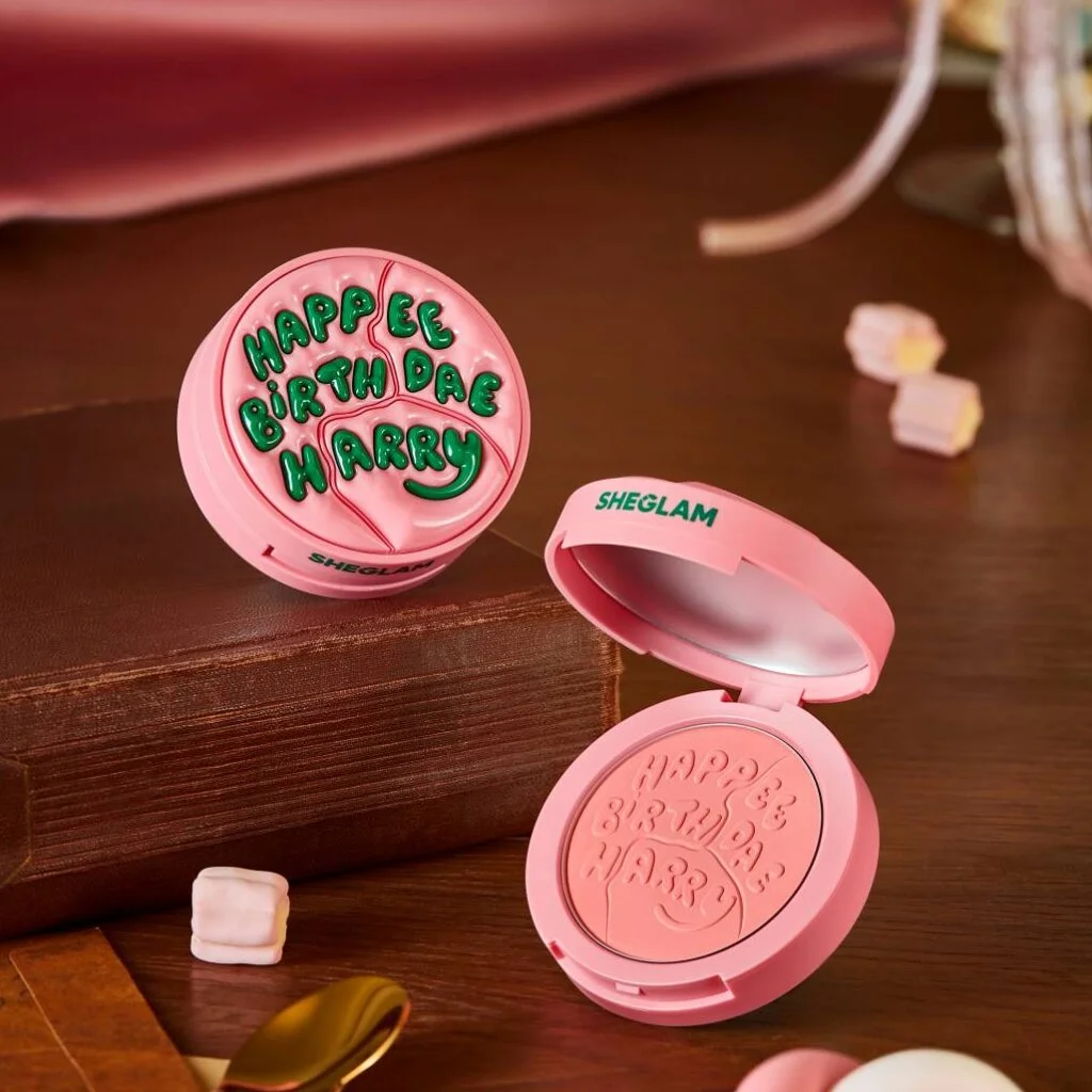 Close-up de um blush compacto rosa da SHEGLAM com o design do bolo de aniversário que Hagrid deu a Harry Potter.