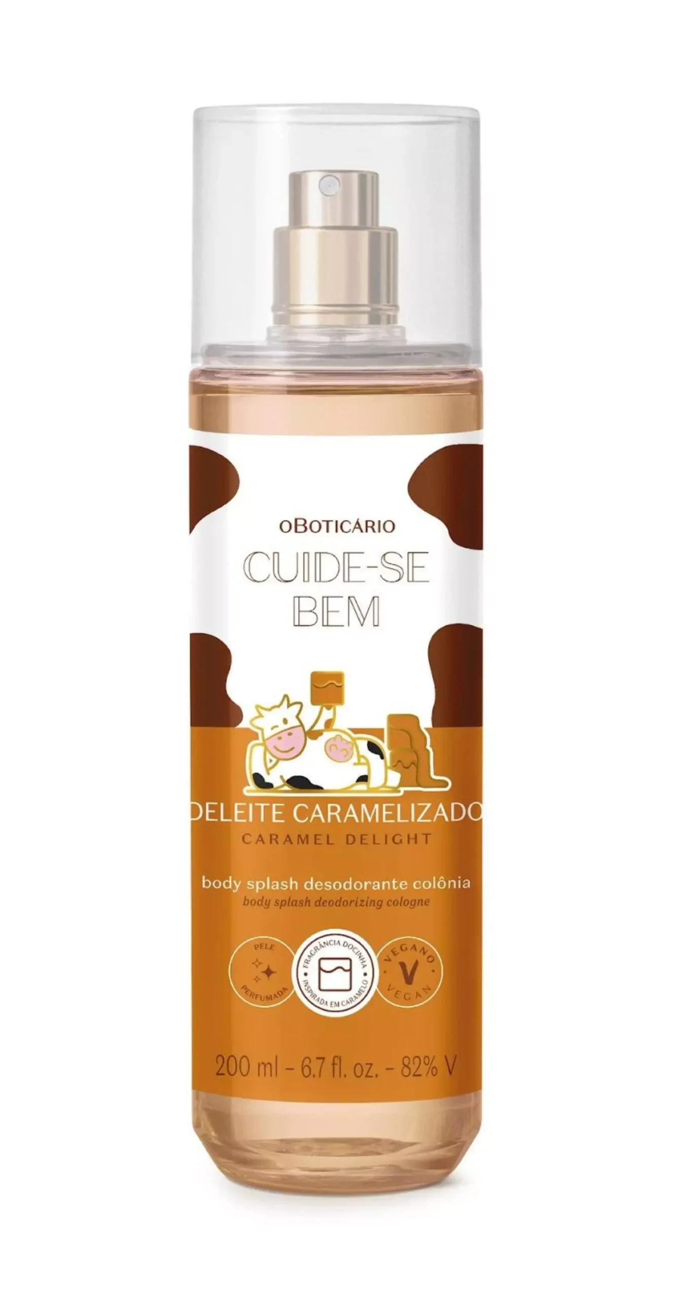 Frasco cilíndrico transparente de body splash desodorante colônia O Boticário Cuide-se Bem Deleite Caramelizado 200ml, com spray dourado e tampa transparente, rótulo com manchas de vaca marrons e ilustração de uma vaca.